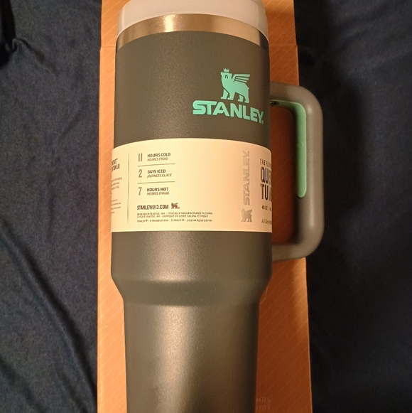Stanley 40oz tumbler - Picture 3 of 3